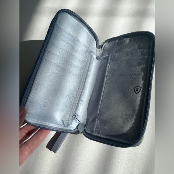 Vera Bradley wristlet wallet with phone pocket - Picture 2 of 4